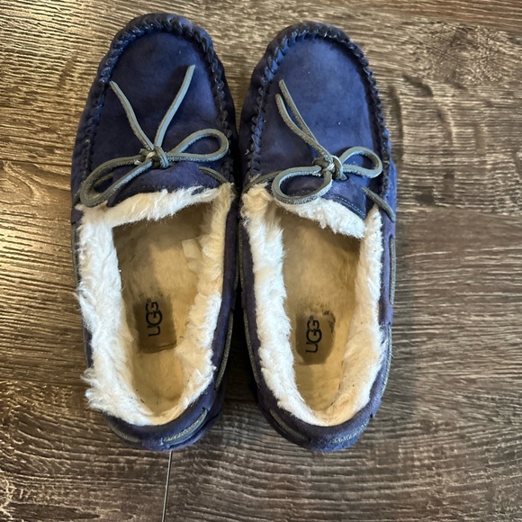 UGG Australia Dakota Moccasins - Picture 3 of 9